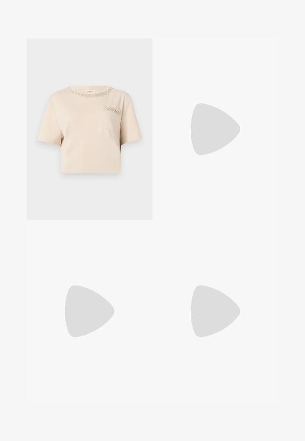 Šviesiai rudos spalvos trumpomis rankovėmis marškinėliai su apvaliu iškirpimu, puoštomis karoliukais, ir maža krūtinės kišenė su panašiu karoliukų dizainu.; Balta plisuota sijonas su plačiu juosmeniu, ištiesintas ant balto fono.; Ilgas pirštas slingback kulnas tamsiai rudos spalvos blizgios dirbtinės krokodilo odos. Savybė – aukso spalvos geometrinės formos kulnas ir reguliuojama kulkšnies juosta.; Smėlio spalvos zomšinė petinė rankinė su kreivomis formomis, auksinio tono detalėmis ir užtrauktuku. Pridedamas žavesys su inicialais "MK."