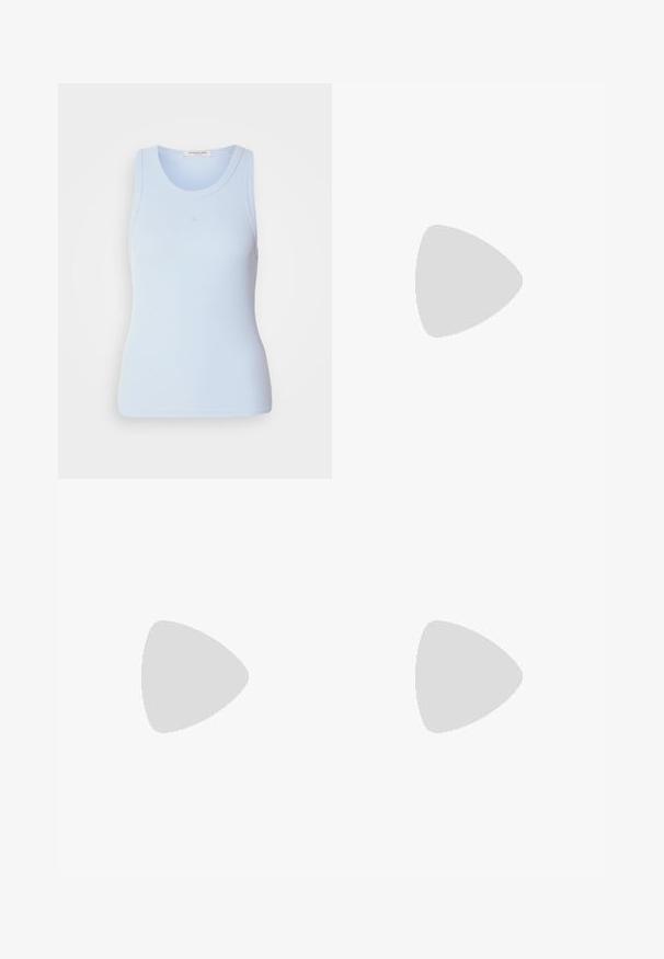 Top sin mangas de canalé azul claro con escote redondo, que presenta detalles de costura sutiles y una silueta ajustada.; Vaqueros de pierna ancha en color azul claro, confeccionados en denim, con una cintura alta, cinco bolsillos y costuras decorativas a lo largo de los lados y el dobladillo.; Bailarinas de charol blancas tipo Mary Jane con punta afilada, hebilla lateral y tacón negro bajo. Textura suave y diseño minimalista.; Bolso acolchado color crema con un asa curva y cierre de cremallera. Presenta una textura suave y forma redondeada para un aspecto contemporáneo.; Pendientes de aro de plata con un acabado liso y pulido. Forma redonda y cierre de click seguro. Diseño ligero adecuado para el uso diario.