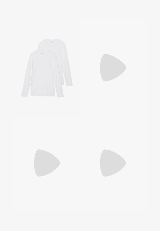 Deux t-shirts à manches longues blancs, superposés l'un légèrement devant l'autre sur un fond blanc.; Pantalons larges noirs en tissu lisse. Dotés d'une taille ajustée et de plis à l'avant pour plus de volume. Design ajusté.; Bottines en cuir noir avec des panneaux élastiques sur les côtés, un bout arrondi et une semelle en caoutchouc texturée épaisse. Comprend une languette à l'arrière.; Ensemble de douze boucles d'oreilles créoles en tons argent et or. Comprend des designs torsadés, lisses et texturés avec différentes tailles et finitions.