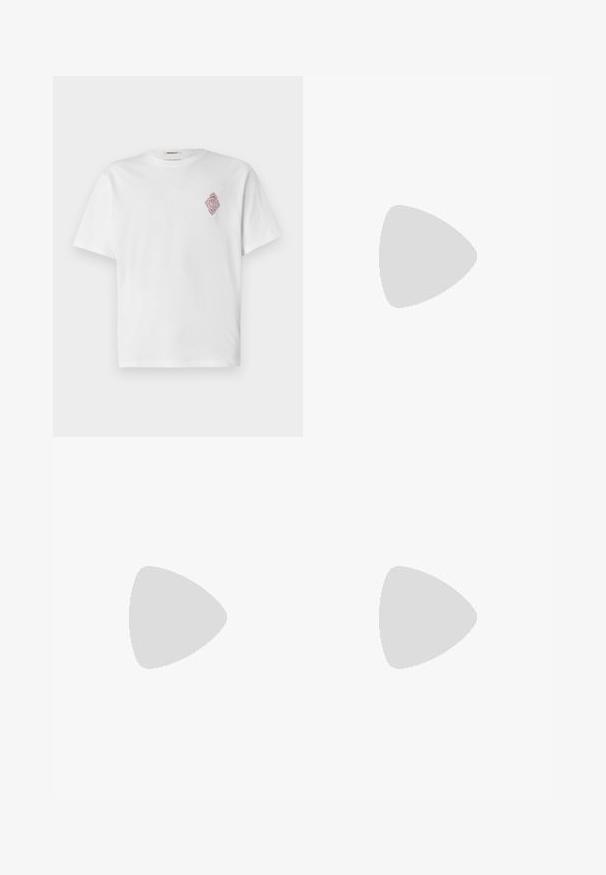T-shirt en coton blanc à manches courtes, avec un motif diamant brodé rouge sur la partie gauche de la poitrine. Col rond classique.; Only & Sons ONSJEREMY LOOSE PANT - Pantalon classique - black; Baskets en daim beige avec un embout arrondi, un laçage sur le devant et un accent texturé à l'arrière. La semelle en caoutchouc blanche offre un contraste. Design simple et moderne.; Lunettes de soleil noires de forme rectangulaire, verres foncés, accents argentés aux tempes et finition mate sur la monture.