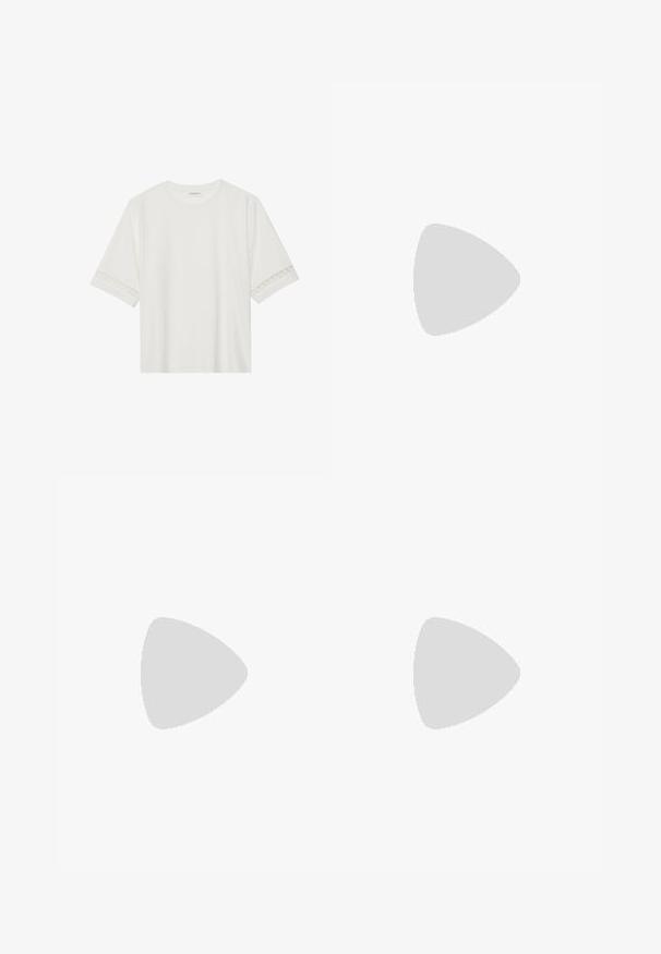 Balta trumpomis rankovėmis marškinėliai, pagaminti iš medvilnės, su dekoratyviais nėriniais aplink rankoves ir apvaliu kaklu.; Juodi kelnių su tiesiomis kojomis dizainu, turinčios priekinę klostę, mygtuko uždarymą ir glotnų, tekstūruotą audinį.; Juodos lakuotos odinės šlepetės su smailiu pirštu ir geometriniu bloko kulnu. Turi elegantišką, minimalistinį dizainą ir lygų paviršių.; Juodas odinis rankinis uždangalas unikaliu ventiliatoriaus formos dizainu, turintis plokščias rankenas. Paviršius turi akmeninė tekstūrą ir minimalistišką dizainą.