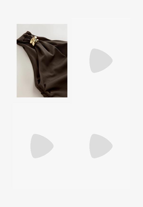 Temno rjav kopalni kostim z nabrano tkanino, ki vključuje zavit akcent in podrobnosti iz kovine v zlatem odtenku. Gladka tekstura.; Rjave široke hlače iz mehkega materiala, z elastičnim pasom in gladko teksturo, brez opaznih vzorcev ali detajlov.; Črne Adidas superge z belimi črtami, zlatim napisom "Spezial", gumo podplatom in belim petnim delom, prikazane v stranskem pogledu.; Velika slamnata torba z zrnato bež zunanjostjo in dvema širokima ročajema. Ima kožno poudarjeno naramnico za zapiranje.