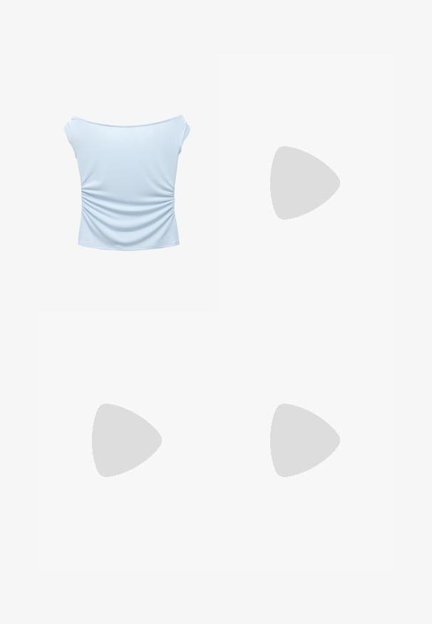 Svetle modré off-the-shoulder tričko, vyrobené z hladké tkaniny, má na zadní straně nařasené detaily pro zvýšení textury a tvaru.; Světle modrá sukně do kolen vyrobená z měkké, hladké tkaniny s postranním nařasením a elastickým pasem pro větší pohodlí.; Stříbrné sandály na vysokém podpatku s páskovým designem, třpytivým materiálem, akcenty z rhinestonů a štíhlým páskem kolem kotníku. Čtveratá špička a lesklý podpatek.; Kabelka na zápěstí Michael Kors v béžové potažené plátno s opakujícím se vzorem loga MK, zlatými kovovými doplňky a odnímatelným řetízkovým popruhem.