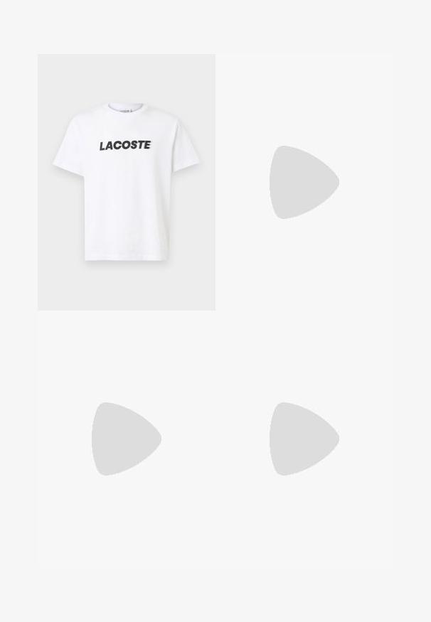 Weißes Baumwoll-T-Shirt mit einem auffälligen schwarzen "LACOSTE"-Logo auf der Brust. Kurzärmlig und mit Rundhalsausschnitt.; Schwarze Jeans aus Denim mit geradem Bein, ausgestattet mit einem Knopfverschluss, im Fünf-Taschen-Stil und dezenten Steppdetails.; Schwarze Lederloafers mit runder Zehenform, ausgestattet mit einem gesteppten Design, einem kleinen Frontriemen mit Hardware-Details und einer flachen Gummisohle.; Dunkelblaues Lederaktentasche mit doppelten oberen Griffen und einem abnehmbaren Gurt. Merkmale sind die strukturierte Oberfläche, vertikale Nähte und das Logo-Detail.