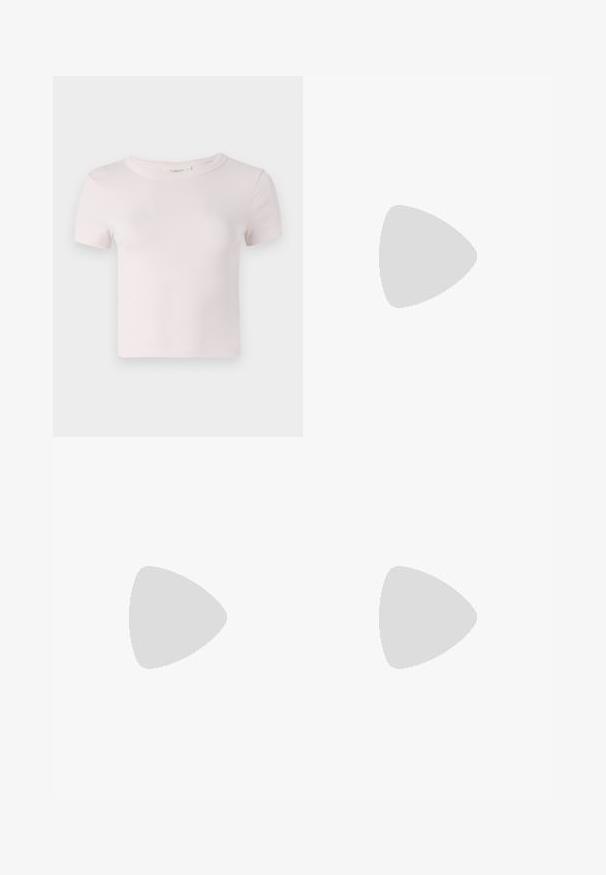 Rosa Baumwoll-T-Shirt mit kurzen Ärmeln, rundem Ausschnitt und lässiger Passform. Glatte Textur und einfaches Design, geeignet für Freizeitkleidung.; Gina Tricot SOFT TOUCH FOLDED TROUSERS - Stoffhose - pink lady; Weiße Leder Nike Air Force 1 Sneaker mit perforierter Zehenpartie, cremefarbenen Schnürsenkeln und dekorativen Schmuckakzenten. Graue gerippte Socken sichtbar. Grüner Hintergrund.; Beige Handtasche aus weichem Material, mit einem lässigen Design, gesteppten Details und zwei Schulterriemen. Geeignet für den täglichen Gebrauch.