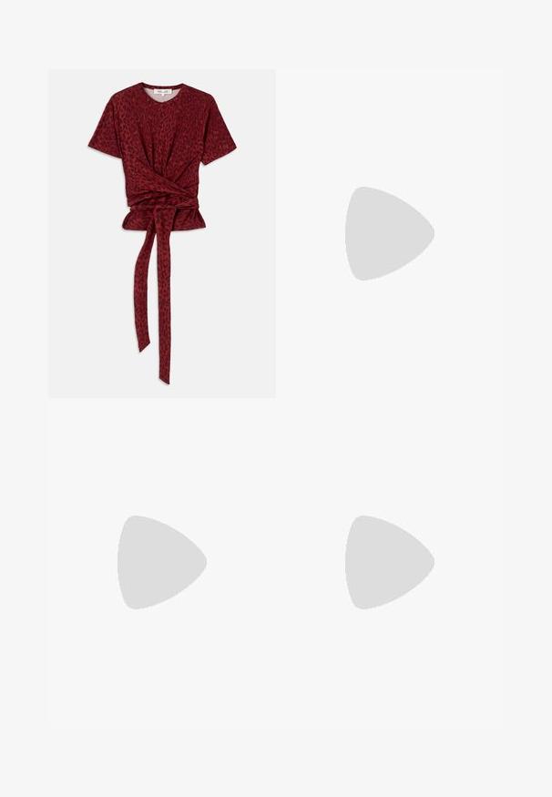 Rotes Leopardenmuster T-Shirt mit rundem Ausschnitt, kurzen Ärmeln und geknotetem Taillendetail; aus weichem, strukturiertem Material hergestellt.; Brauner Midilänge-Rock mit elastischem Bund und dezenten Falten auf einem weißen Hintergrund.; Weiße Slingback-Sandalen mit einem leichten Absatz, dünnen Riemen und einer glatten Ledertextur; verfügen über eine kleine dekorative Schnalle.; Schwarze lederne, mondförmige Schultertasche mit silbernen Reißverschlüssen auf beiden Seiten und einem einzigen Trageriemen.