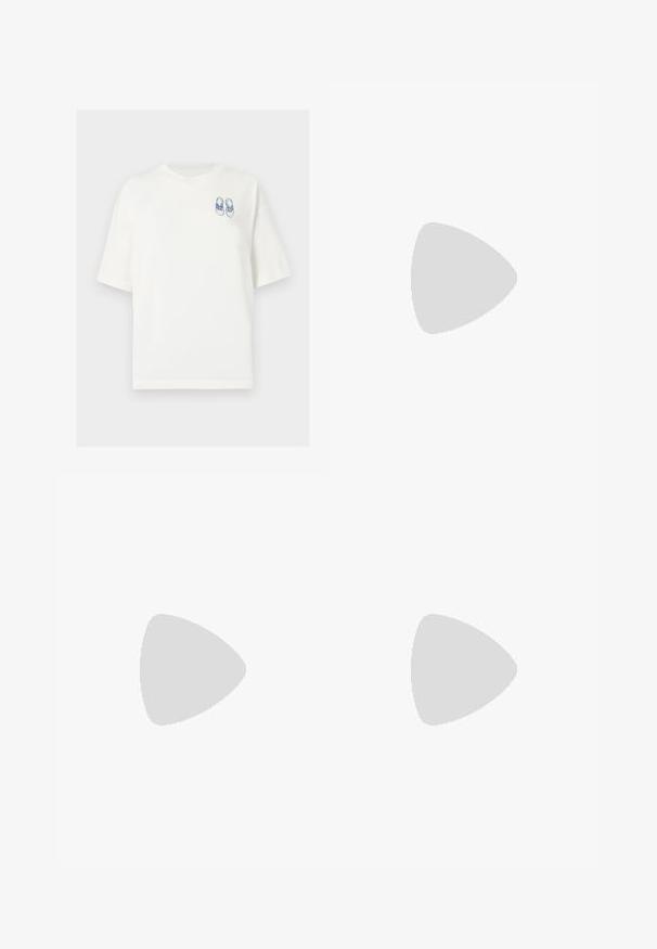 T-shirt en coton blanc à manches courtes, avec un graphique bleu de chaussures sur la partie gauche de la poitrine, ourlet droit.; Pantalon stretch bleu marine avec une texture lisse, ceinture élastique et coupe droite, sans matériel visible ni motifs.; Baskets New Balance beiges avec une tige en daim et en mesh, système de laçage, col rembourré et semelle en caoutchouc texturé sur un fond blanc.; Sac à épaule en cuir blanc avec une finition lisse, de forme rectangulaire, fermeture à rabat et une bandoulière réglable. Détails de couture simples.