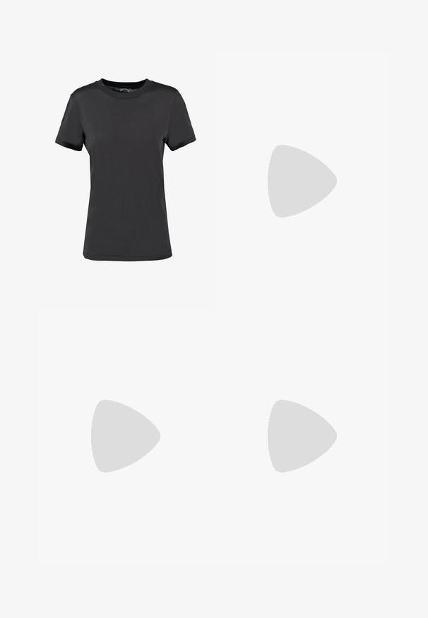 Zwarte korte mouwen t-shirt gemaakt van een gladde stof. Heeft een ronde hals zonder zichtbare patronen of accenten, wat zorgt voor een eenvoudig ontwerp.; Tweed shorts in een neutrale kleur met een zwart-wit ruitpatroon. Voorzien van decoratieve knopen aan de voorkant. Textured stof.; Zwarte leren enkellaarsjes met een spitse neus, blokhak en textuurpanelen aan de zijkanten, gedragen met donkere broeken tegen een witte achtergrond.; Zwarte ovale zonnebril met donkere lenzen, glanzend kunststof frame, brede zijkanten en een kleine gouden accent aan de zijkant.; Zwarte quilted leren handtas met een gouden ketting schouderband, voorzien van een gestructureerd logo op de voorkant en een rechthoekige vorm.