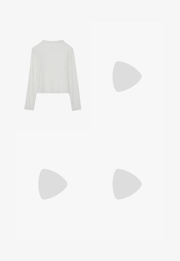 Fehér, hosszú ujjú crop top, bordás anyagból készült. Lekerekített nyakkivágással és laza szabással rendelkezik, puha, sima textúrával.; Fekete textúrájú nadrág, amely sakktábla mintával rendelkezik, egyenes fazonú, rugalmas derékpánttal és két oldalsó zsebbel.; Világos bézs bőrcipők, vart elülső résszel és texturált fekete platform sarkal. Ívelt formatervezés és enyhe emelkedés jellemzi.; Fehér sál texturált mintával, rojtos végekkel. Az anyag puhanak és könnyűnek tűnik, szépen összehajtva a bemutatáshoz.
