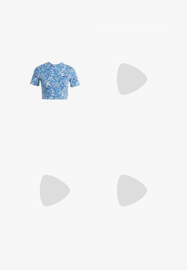 Forkortet blå floral t-shirt med korte ærmer, med en blanding af blå og hvide blomsterprint, lavet af letvægtsstof.; Grønne linned flared bukser med elastisk talje og justerbar snøre. Har to sidelommer og en glat tekstur.; Spids tå slingback hæl i et glat, blankt tan materiale. Har et buet udskæring design og en slank stiletto hæl. Sølv spænde detalje.; Vævet stråhåndtaske i beige med en buet form, en kort håndtag og en sidelomme med lynlås. Har tekstureret overflade og minimalistisk design.