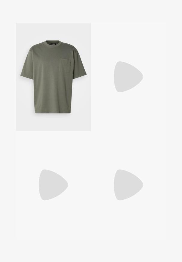 Olivenfarget bomulls t-skjorte med rund hals, korte ermer og en brystlomme med sydd detaljering. Myk tekstur, uformell design.; Lys grønne joggebukser i et teksturert stoff, med elastisk liv med snøring og en frontknappe detalj.; Hvit lær sneaker med preget mønster, teksturert hvit mellomsole og svart hælakkent. Har rund tå og flate lisser.; Sorte solbriller med rektangulær form, mørke linser, sølvfargede detaljer ved templene, og en matt finish på rammen.