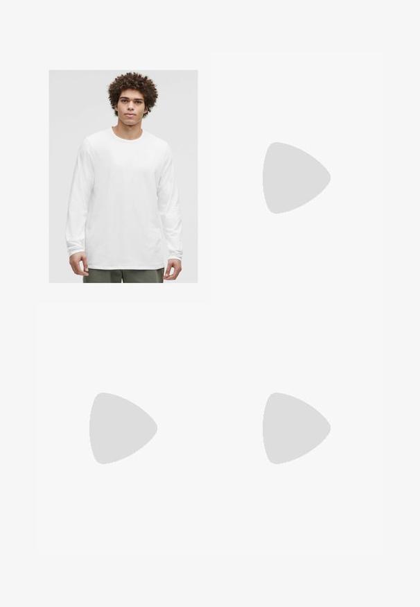 Weißes Langarm-T-Shirt mit Rundhalsausschnitt, aus weichem Stoff, mit lockerer Passform und ohne sichtbare Logos oder Muster.; Schwarze Baumwollshorts mit geradem Schnitt, umgeschlagenen Säumen und vorderem Knopfverschluss. Mit Taschen und einem gemusterten inneren Bund.; Weiße Leder-Sneaker mit Perforationen, runder Zehenpartie, flacher Sohle und dicken Schnürsenkeln, mit sichtbar eingesticktem Swoosh-Logo und "AIR" an der Ferse.; Schwarze Plastiksonnenbrille mit grünen Gläsern, quadratischen Rahmen, silbernem Akzent auf der Augenbraue und strukturierten Bügeln. Angegebene Marke auf dem inneren Bügel.