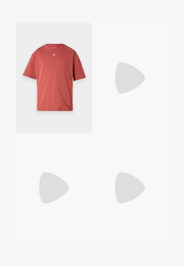 Short-sleeve t-shirt in rust color, made of soft cotton, featuring a round neck and a small white logo on the chest. Simple design.; Cream-colored sweatpants with red side stripes, elastic waistband, drawstring, and "URTRN" logo on the lower left leg. Soft texture.; Nike Sportswear SHOX TL - Trainers - pumice/night maroon/plum eclipse; Red G-Shock watch with a digital and analog display, rubber strap, and hexagonal case. Features bold hour markers and buttons. Water-resistant.