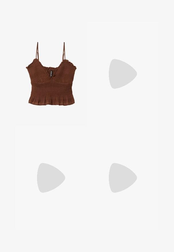 Bruine crop top met dunne bandjes, voorzien van textuurstof, geplooide details en een gerimpelde rand voor een getailleerde silhouet.; Donkerblauwe denim shorts met een aansluitende tailleband, twee achterzakken en lichtbruine stiksels langs de naden. Opgerolde zoom aan de onderkant.; Bruine, platte slipper met twee verstelbare banden. Gemaakt van een glad materiaal, met een kurken voetbed en een getextureerde rubberen zool.; Ovale zonnebril met een doorschijnend lichtgeel frame en bruine glazen. Heeft een soepele textuur en subtiele hardwareaccenten aan de zijkanten.; Geel geweven rieten handtas met een V-vormige uitsnijding als handvat. De bovenkant heeft een delicate kanten patroon; de onderkant is glad en textuurvol.