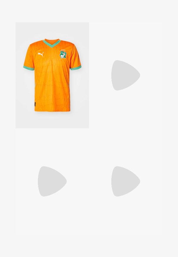 Oranje voetbalshirt met een textuurpatroon, groene accenten op de kraag en mouwen, en een logo met een olifant en sterren.; Zwarte broek van lichtgewicht stof, met een rechte broekspijpenontwerp, sluiting met knoop aan de voorkant en zijzakken. Glad textuur.; Zwarte leren loafers met een franjesaccent, voorzien van een dikke zwarte zool en gele stiksels langs de rand. Gevoelige afwerking.; Driedelige zilveren metalen halsketting met slanke, flexibele kettingen met een lichte glans, beveiligd met een karabijnhaak en een verstelbare ketting.