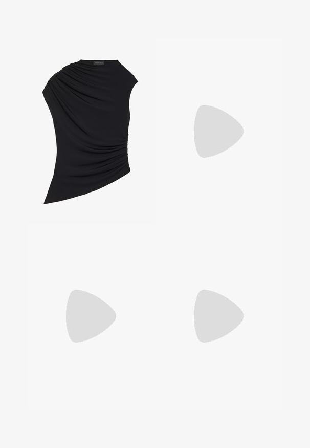 Schwarzes ärmelloses Top mit einem drapierten Design, das auf einer Seite eine strukturierte Raffung aufweist und einen leicht asymmetrischen Saum hat. Aus weichem Stoff gefertigt.; Hellblaue, plissierte Midi-Rock mit elastischem Bund, der subtil geprägte Markenbeschriftung und mehrere Lagen transparenter Stoffe aufweist.; Schwarzer Lackleder-Pumps mit spitzem Zehenbereich, dekorativem Riemen vorne und schmalem Stiletto-Absatz.; Schwarze Leder-Shopper-Tasche mit zwei langen Griffen, einer glatten Textur und einer strukturierten Form. Verfügt über eine Vordertasche für zusätzlichen Stauraum.