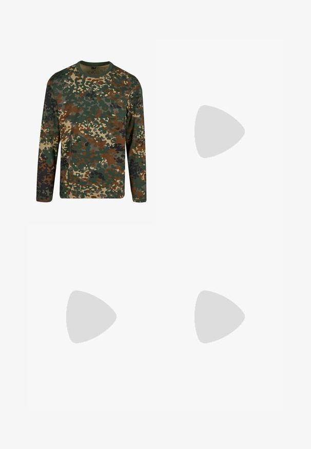 Langärmliges Camouflage-T-Shirt in Grün, Braun und Beige mit einem runden Ausschnitt. Es verfügt über ein gemischtes Muster aus unregelmäßigen Flecken und Texturen.; Schwarze, ausgestellte Jeans aus Denim mit fransigem Saum, Fünf-Pocket-Design und Knopfverschluss. Glatte Textur, mittelschwerer Stoff.; Schwarzer Adidas Superstar Sneaker mit weißen Streifen, Schalenzehen und "Superstar"-Schriftzug an der Seite, im Seitenprofil auf weißem Hintergrund dargestellt.; Braune Leder-Duffel-Tasche mit Reißverschluss, doppelten Griffen, verstellbarem Schultergurt und sichtbaren Texturmuster auf der Oberfläche.