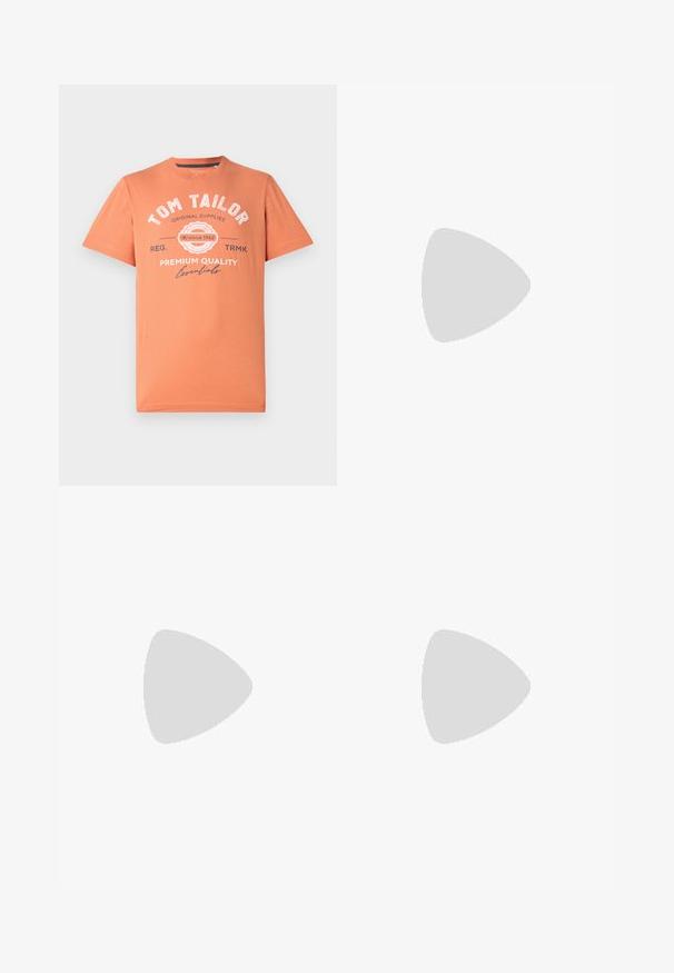 T-shirt de mangas curtas em laranja coral com decote redondo. Apresenta texto gráfico branco e detalhes do logótipo na parte da frente. Material em algodão.; Camisa de botões de manga longa branca em algodão. Apresenta um colarinho clássico, punhos com botão e um pequeno logótipo bordado em azul-marinho no peito.; Jeans de ganga azul escuros com um efeito de desbotado, corte justo, design de cinco bolsos, passadores para cinto e fecho de botão metálico. Textura suave.; Sapatilha de couro castanho com sola de borracha branca, bico redondo e atacadores castanhos. Superfície texturizada na sola e acabamento suave na parte superior.