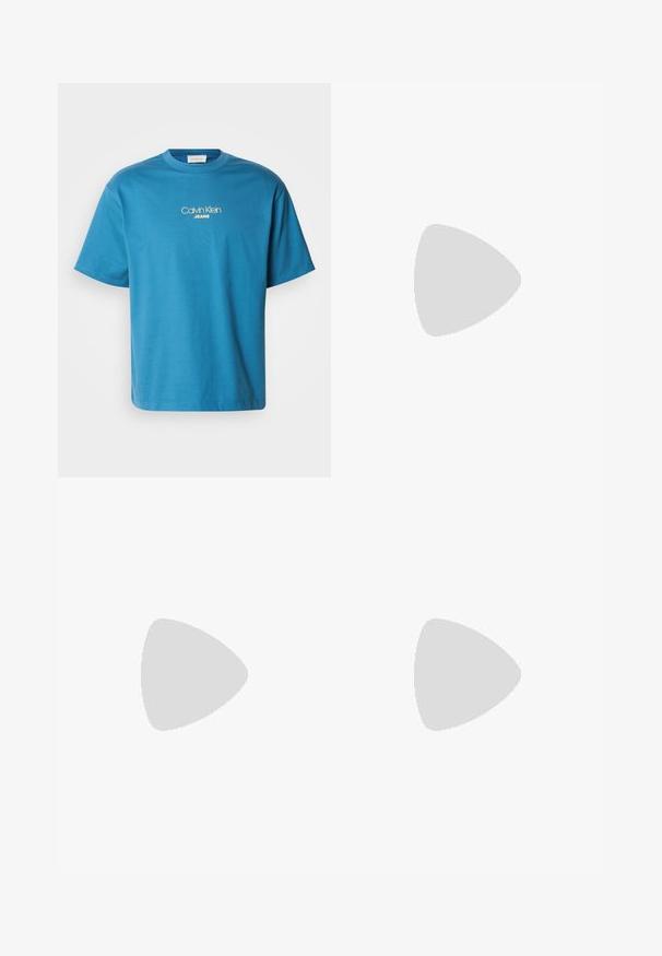 Blauwe katoenen T-shirt met een ronde hals en korte mouwen, met op de borst het 'Calvin Klein JEANS' logo in gele borduring, gecentreerd.; Donkergrijze denim shorts met een rechte snit, vijf-pocket ontwerp en omgeslagen broekspijpen. Bevat een metalen knoop en subtiele stikseldetails.; Witte sneaker van soepel leer, met een contrasterende beige suède accent op de hiel en een ritssluiting aan de zijkant.; Zwarte vierkante zonnebril met een matte afwerking en grijze lenzen. Voorzien van een zilveren logo op de poot. Stevige kunststof frameontwerp.