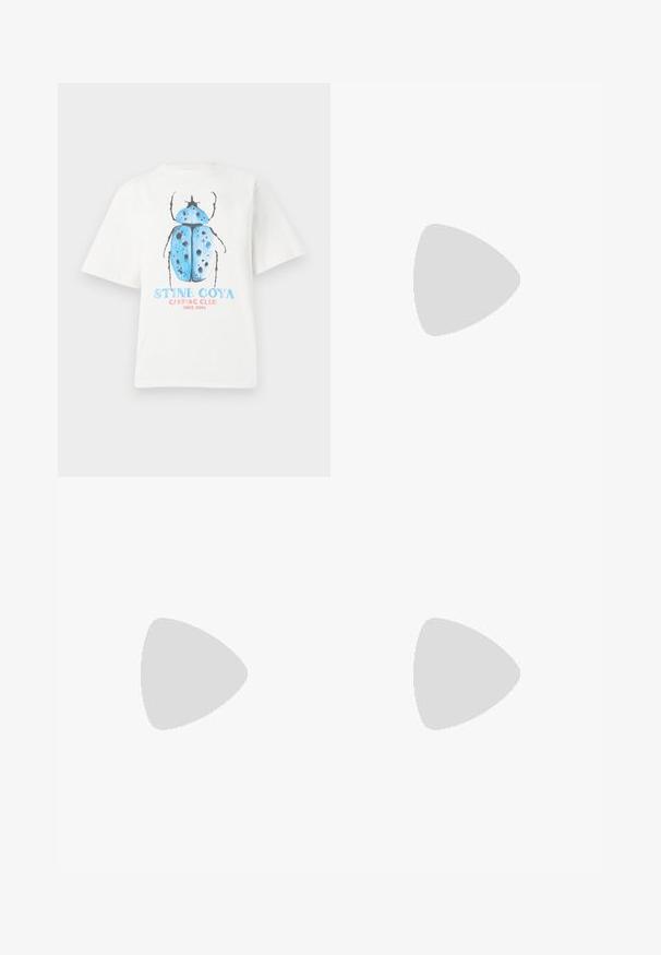 Fehér pamut póló rövid ujjakkal, kék bogár grafikával és "STINE GOYA KEMPING KLUB 2006 ÓTA" felirattal.; Rozsdabarna tüll szoknya, amelynek illeszkedő derékrésze van. Ráncolt kialakítással és diszkrét fémes részletekkel rendelkezik. Midi hosszúságú.; Fehér bőrsarkú szandál bokaankarral és csattal, minimális dizájnnal. Nyitott orrú és sima textúrákkal az egész felületen.; Fehér kézitáska, texturált, ívelt dizájnnal. Kiemelkedő füllel és lekerekített aljjal rendelkezik, sima felülettel és minimális fémszerelvényekkel.