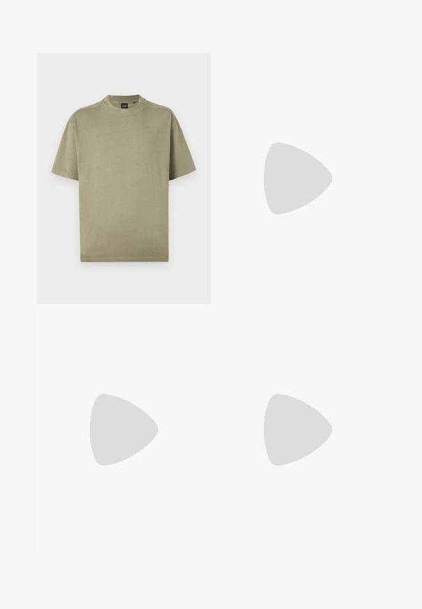 Tricou verde măsliniu cu mânecă scurtă, realizat din bumbac moale, cu guler rotund și un design simplu, având un logo subtil pe guler.; Jeans dark blue din denim, cu un design cu picior drept, având estompare subtilă și detalii uzate. Stil clasic cu cinci buzunare.; Adidași albi cu o suprafață din piele netedă și un profil jos. Au un vârf rotunjit, șase orificii pentru șireturi și o talpă din cauciuc texturată.; Servietă din piele de culoare albastru închis, cu două mânere superioare și o curea detasabilă. Prezintă un finisaj texturat, cusături verticale și detalii cu logo.