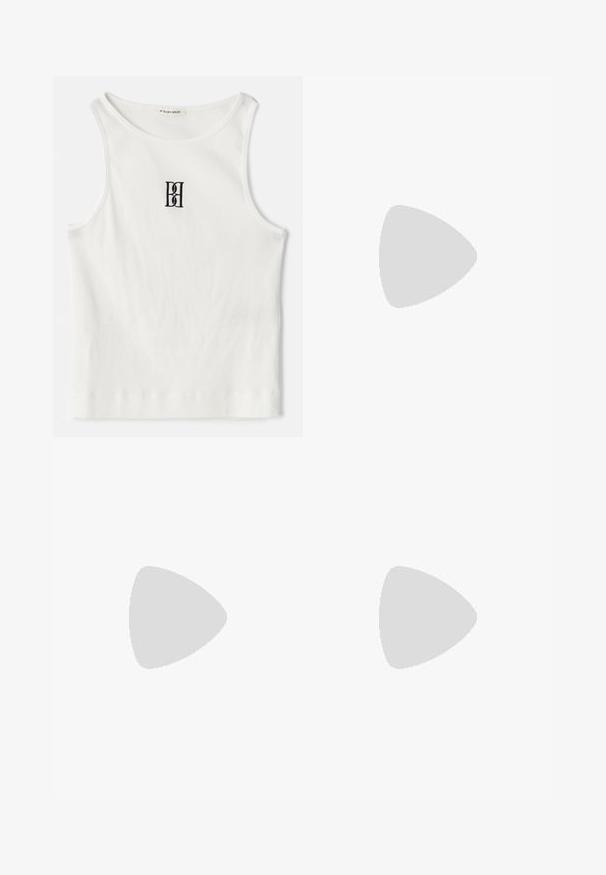 Biely rebrovaný tielko s čiernym výšivkovým logom umiestneným na hrudi. Výstrih a otvory na rukávy sú dokončené jemným lemovaním.; Biele ľanové nohavice s elastickým pásom, so voľným strihom a rovnými nohavicami. Hladká textúra, žiadne viditeľné vzory alebo akcenty.; Svetloružové semišové tenisky s tmavomodrými koženými pruhmi a gumenou podrážkou. K dispozícii sú ploché šnúrky a značka na boku a jazyku.; Hnedá kožená taška cez rameno s dvoma dlhými uchami, zaobleným tvarom, hladkou textúrou a subtilnými stehmi. Žiadne viditeľné kovania ani akcenty.