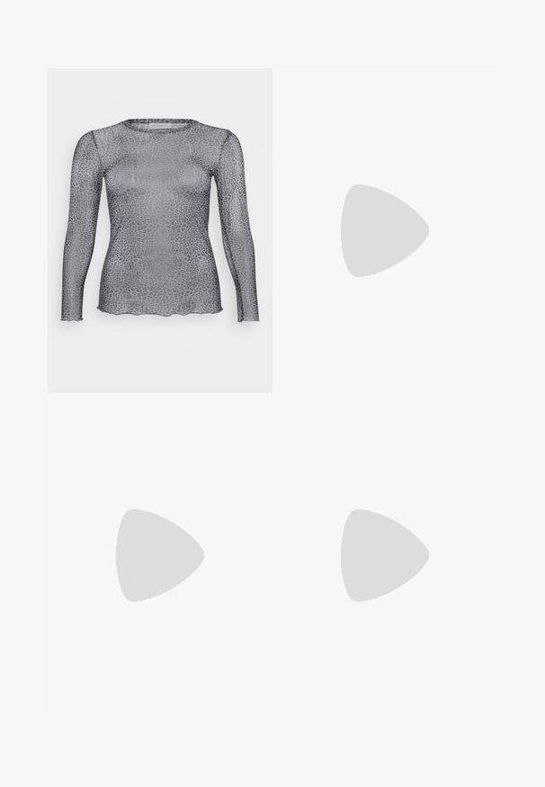 Permatomas pilkas ilgomis rankovėmis marškinėlis su leopardų raštu, išsiskiriantis apvalia iškirpte ir skalpuota apatine dalimi. Pagamintas iš lengvos, permatomos medžiagos.; Juodas tiulis sijonas su sluoksniuotais volanais, elastinga juosta ir laisvu siluetu. Skaidri tekstūra suteikia lengvumo ir judėjimo.; Juodai odiniai aukštakulniai batai su apvaliu pirštu ir vidutiniu bloku. Lygi tekstūra su minimaliu apdailos, turinčia subtilų elastingą atidarymą.; Sidabriniai metaliniai Auskarai su banginiu, skulptūriniu dizainu, pasižymintys poliruotu paviršiumi ir nereguliariomis formomis, išryškinančiomis šiuolaikišką estetiką.