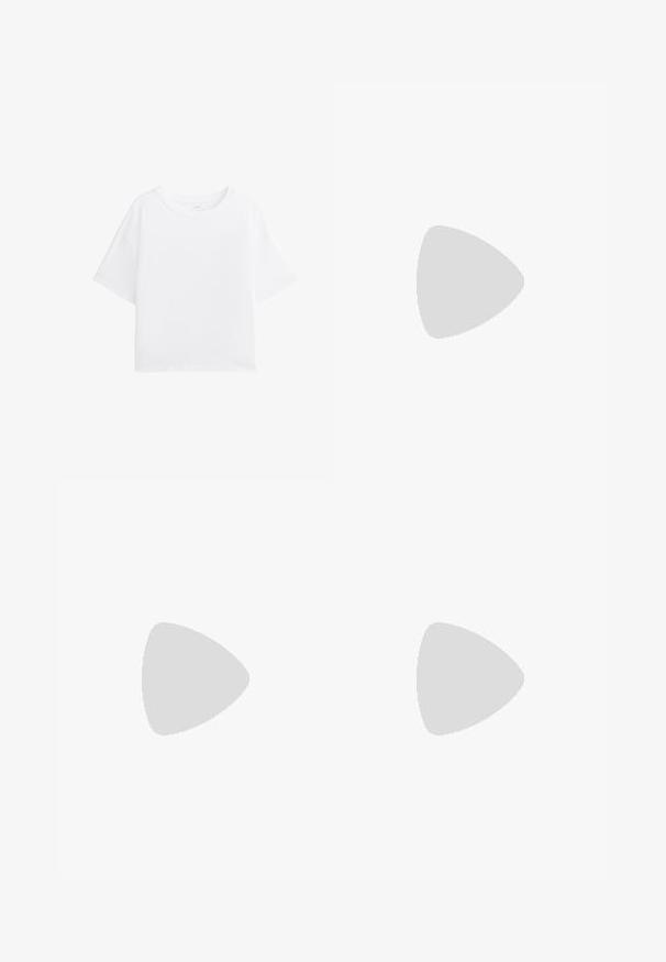 Witte T-shirt met korte mouwen en een ronde hals, gemaakt van zachte stof. Relaxte pasvorm en eenvoudig ontwerp zonder patronen of extra details.; Wijd-uitlopende broeken van witte stof, met voorplooien, een platte tailleband en een relaxed fit. Gladde textuur en geen zichtbare patronen.; Zwarte leren sandalen met twee brede banden, open teen ontwerp en een dikke zwarte rubberen zool met een gestructureerd, geribbeld patroon.; Zijden sjaal met een gestreept ontwerp in lichtblauw en wit, omrand met een effen blauwe rand. Gladde textuur met een afgewerkte rand.; Zwarte geweven tote bag met een ronde bovenkant, zijnaad en twee gevlochten handvatten. Beschikt over een textuurpatroon en een ruime binnenkant.