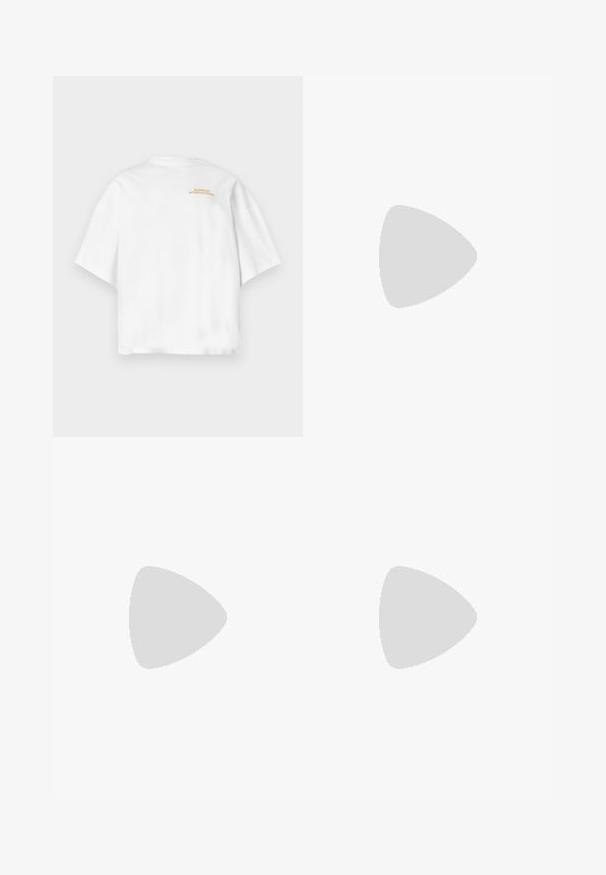 Valge lühikeste varrukatega T-särk ümarate kaelustega. Ülaseljal on kullavärvi tekst "BARBOUR INTERNATIONAL". Sile puuvillane tekstuur.; Laiad valged teksad, mis on valmistatud puuvilla segust. Omavad lukuga eesmist sulgemist, viie taskuga disaini ning õmblusi pükste saemetes.; Sädelevad hõbedased tossud, millel on valge ja must disain. Omavad valgeid paelu ja aktsente, ning tekstuurset, sädelevat ülemist pinda.; Must musta käsitaskuga, eemaldatava õlavarre rihmaga, ümarkujuline, sileda tekstuuriga ja hõbedase logoaktsendiga ees.