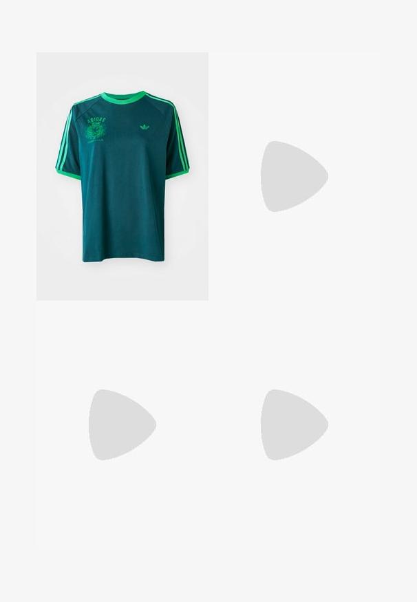 Tyrkysové bavlněné tričko s zelenými akcenty, s kulatým výstřihem, raglánovými rukávy a tištěným logem Adidas na hrudi a rukávu.; Béžové zkrácené široké kalhoty vyrobené z denimu, se zapínáním na knoflík, poutky na opasek a předními kapsami; hladká, rovnoměrná textura.; Tenisky s krémovým koženým svrškem, světle modrými pruhy a broskvovými akcenty. Mají strukturovanou hnědou gumovou podrážku a minimalistický design.; Tkaný slaměný košík s hnědými koženými akcenty, dvěma uchy a odnímatelným popruhem. Zakřivený tvar se silným dnem.