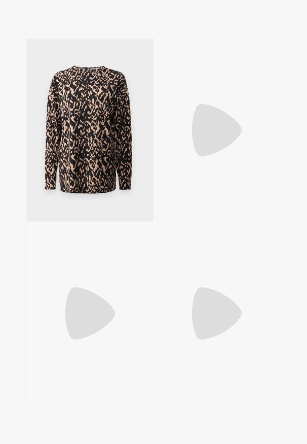 Crna majica dugih rukava sa leopard uzorkom u bež boji. Izrađena od meke, teksturirane tkanine. Okrugli izrez s ležernim krojem.; Smeđi kord ljubičasti hlače sa zakopčavanjem na dugme, dva prednja džepa i teksturirani materijal. Imaju struk koji se prilagođava i široku nogavicu.; Crne sandale na visokoj potpetici imaju tanke trake s čvorastim dizajnom, glatki kvadratni vrh i elegantnu stiletto petu.; Crna torba s oblikom koji sadrži strukturu, glađu teksturu i metalnu kopču. Uparena s širokim crnim hlačama i sandalama na otvorenom s drvenog poda.; Srebro naušnice u obliku prstena s glatkom, sjajnom završnom obradom. Zaobljenog oblika, laganog dizajna, s kopčom na poleđini.