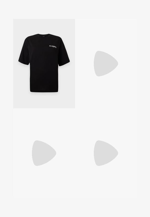 Schwarzes Baumwoll-T-Shirt mit Rundhalsausschnitt, kurzen Ärmeln und kleinem weißen "ALLSAINTS"-Logo auf der linken Brust. Glatte Textur, lockere Passform.; IVY OAK A-Linien-Rock - black; Schwarze High-Heel-Sandale mit franjiertem Detail, Knöchelriemen mit goldenen Beschlägen, flacher quadratischer Zehenbereich und zwei überkreuzten Riemen über dem Vorderfuß.; Metallisch silberne Lederhandtasche mit geschwungener, halbmondförmiger Form und schwarzem Trageriemen. Getragen mit einem schwarzen, durchsichtigen, fließenden Rock und silbernen Sandalen.