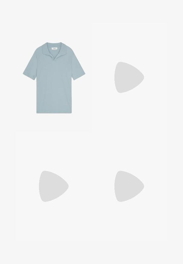 Ljusblå polo t-shirt med en tvåknapps krage, korta ärmar och en texturerad krage i en mjuk bomullsmix. Ren, minimalistisk design.; Mörkblå linbyxor med avslappnad passform, elastisk midja och avsmalnande ben. Har en slät yta och minimala sömmar.; Svarta mockaskor med vita gummi-sulor, med rund tå och snören, bärs tillsammans med grå skräddarsydda byxor.; Svart Emporio Armani crossbody-väska med framficka med dragkedja, justerbar rem och logotypdetalj på texturerat tyg.