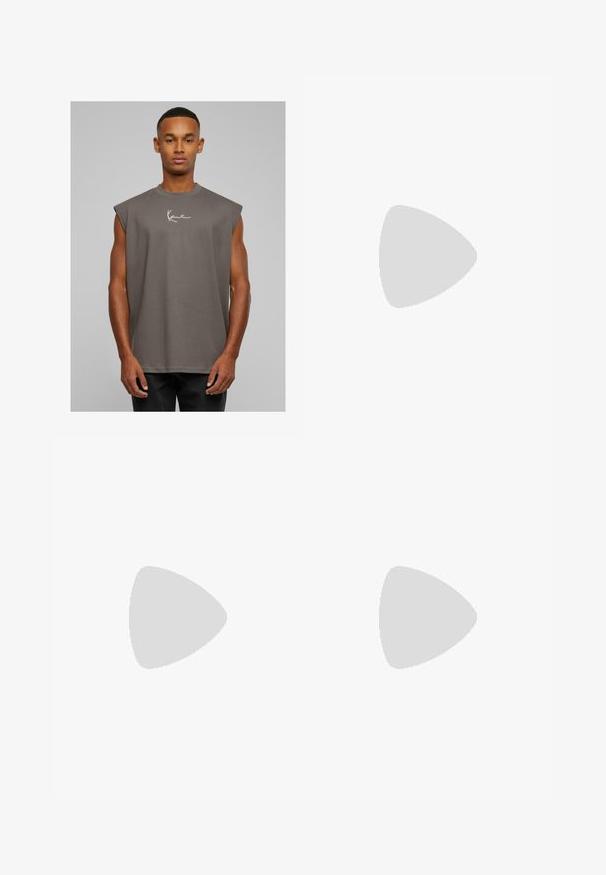 Camiseta sin mangas gris con cuello redondo, hecha de una tela suave, con un logo blanco en el pecho. Diseño simple, corte relajado.; Pantalones cortos deportivos negros con rayas verticales blancas, que cuentan con una cintura con cordón y un contrate blanco en el bajo y las costuras laterales.; Zapatillas de cuero blanco con perforaciones, punta redonda, suela plana y cordones gruesos, con un logo de swoosh visible y "AIR" en el talón.; Gafas de sol negras rectangulares con montura gruesa y lentes oscuros. Diseñadas con bordes angulares y un logo sutil en la patilla.