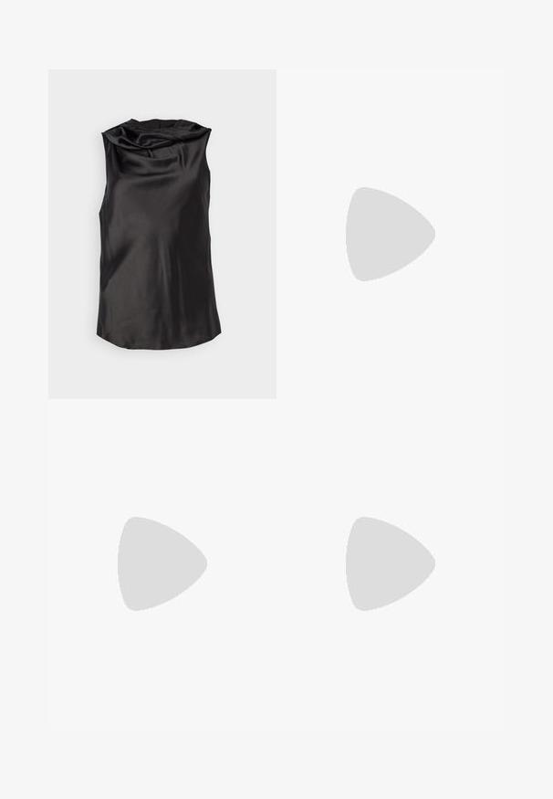 Zwarte mouwloze top van gladde satijn, met een gedrapeerde cowlhalslijn en een relaxte pasvorm, met een iets afgeronde zoom.; Zwarte knielange shorts van een katoenmix. Heeft plooien, een sluiting met een knoop aan de voorkant en een klassiek ontwerp van de tailleband.; Zwarte puntige kitten heel schoen met drie kleine decoratieve gespen in zilver en goud aan de zijkant.; Zwarte leren gilet met hoge kraag, ritszakken en een zwarte gewatteerde handtas met een zilveren hardware accent, gedragen met een lange zwarte rok.