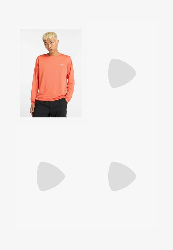 Langarm-Sportshirt, strukturierter leuchtend oranger Stoff, runder Halsausschnitt, mit kleinem grauen Logo auf der Brust. Lässige Passform, leichtes Design.; Salomon CORE SHORTS - Kurze Sporthose - deep black; Laufschuh mit einem atmungsaktiven Mesh-Obermaterial, überwiegend weiß mit roten Akzenten, schwarzem Logo und einer leichten gepolsterten Sohle.; Weiße Sportsonnenbrille mit einer geschwungenen Form, schwarzen Gummibezügen und einem verspiegelten orange-gelben Glas, das zu blau übergeht.