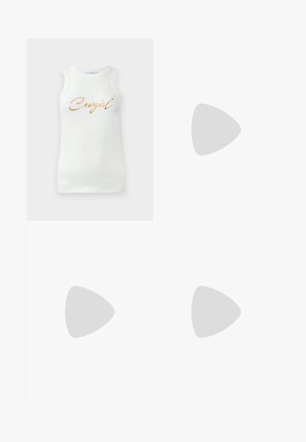 Débardeur blanc à côtes sans manches avec un texte doré en métal indiquant "Cowgirl" sur la poitrine, présenté sur un fond uni.; Pantalon large plissé en tissu blanc cassé avec de fines rayures verticales grises. Dispose d'une taille ajustée et d'une coupe décontractée au niveau des jambes.; Chaussures à bout pointu en cuir verni noir avec un talon bloc et une bride à la cheville, accompagnées de jambières en maille grise et d'une jupe en daim marron.; Top court rayé gris et jupe taille haute verte olive. Le mannequin tient un sac à bandoulière blanc avec des découpes. Design simple, silhouette ajustée.