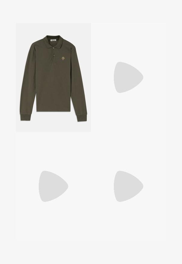 Polo majica dugih rukava u maslinasto zelenoj boji od pamuka s ovratnikom, dva dugmeta i šarenim izvezenim logotipom na lijevoj strani prsnog džepa.; Tamno plave kord kord pantalone s prednjim nabora, petljama za pojas, bočnim džepovima i zatvaranjem na dugme i patentni zatvarač, prikazane ravno na bijeloj pozadini.; Crne kožne cipele na vezanje s teksturiranom površinom, crvenim i bijelim prugastim akcentom na gornjem dijelu, zaobljenim vrhom i gumeni potplat.; Crna kožna torba preko tijela s okomitim prugama u crvenoj, bijeloj i bež boji. Ima gornju ručku i podesivu traku. Vidljivo zatvaranje na zatvarač.