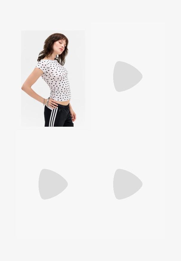 T-shirt blanc à manches courtes avec des pois navy, design ajusté, col rond et coutures latérales discrètes. Porté avec un pantalon de jogging noir.; Shorts en coton gris foncé avec une taille élastique, un cordon de serrage ajustable et une coupe ample. Texture lisse sans motifs ni embellissements visibles.; Bottes en cuir noir allant jusqu'au genou avec une texture lisse, un design flou, un bout pointu et un petit talon carré. Style minimaliste sans quincaillerie visible.; Sac à main argenté métallique avec une forme structurée, deux poignées supérieures et des poches zippées à l'avant. Texture lisse et brillante.