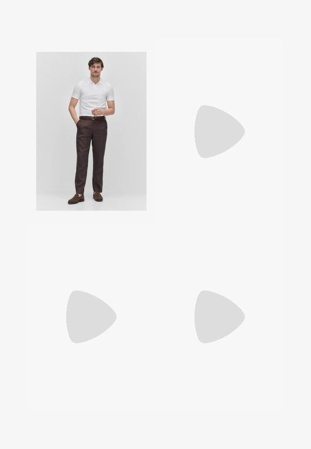 Polo shirt blanc à manches courtes, pantalon en lin marron foncé, ceinture en cuir tressé marron, mocassins en daim marron, se tenant devant un fond uni.; Shorts en coton noir avec une taille élastique, deux poches avant et une fermeture à un bouton. Présente un tissu texturé et des détails minimaux.; Sandales en cuir noir avec un design à brides croisées, boucle réglable, semelle plate et texture lisse. Vue de côté.; Montre en métal doré avec un cadran noir, des marqueurs lumineux et trois sous-cadrans. Présente un bracelet texturé et le logo "HILFIGER" au centre.; Boucles d'oreilles en croix dorées avec une finition lisse et une boucle suspendue, présentant un design simple et allongé. Chaque croix est de taille uniforme.