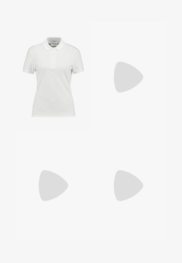 Hvid polo-shirt lavet af tekstureret bomuld, med en klassisk krave, tre-knaps placket og et lille Lacoste-logo på brystet.; Blå og lyseblå houndstooth-mønstret stof med et tekstureret strikket design, der har en glat finish og blød udseende.; Beige ankelstøvler lavet af glat læder, med ribbet detaljering og en geometrisk blokhæl med metalfølger.; Runde solbriller med en guldfarvet metalramme, brune gradientlinser, klare plastdetaljer på siderne og brune mønstrede stængler.; Sølv- og guldmetal firkantet ur med en lys grå urskive, tre subskiver og guld accenter. Har et tekstureret armbånd med et tofarvet design.