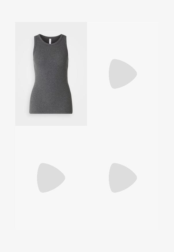 Grå ärmlös linne i ribbat material; har en rund halsringning och en figurnära design. Inga mönster eller ytterligare detaljer.; Ljusblå vida jeans i denim. Har hög midja, bälteshällor, knäppning med knapp och en ren kant med subtil blekning.; Vit lågtopp sneakers med svart hälflik, platåsål, snörning och Calvin Klein "CK" logotyp på sidan.; Silverfärgade hängande örhängen med en slät, blänkande yta. Rundad form, lätt design, med ett stift- och bakstängning.