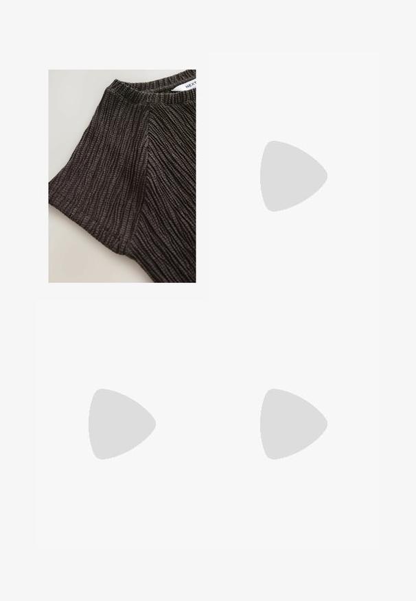 Juodas tekstūruotas viršus, turintis vagotą dizainą, trumpomis rankovėmis ir apvalia iškirpte. Minkšta medžiaga su ryškiomis vertikaliomis linijomis.; Baltos trumpinės kelnės su tekstūruota vertikalių juostų rūšimi, turinčios raiščio liemenį ir mažą auksinę logotipo akcentą šone.; Rudos lakuoti odiniai slingback batai su smailiu pirštu ir vidutinio aukščio kulnu. Yra sagties dirželis, užtikrinantis tvirtą prigludimą. Lygus paviršius.; Ruda odinė kryžminė rankinė, turinti kreivą formą, auksinius metalinius elementus ir sagtį. Yra nuimama petneša.