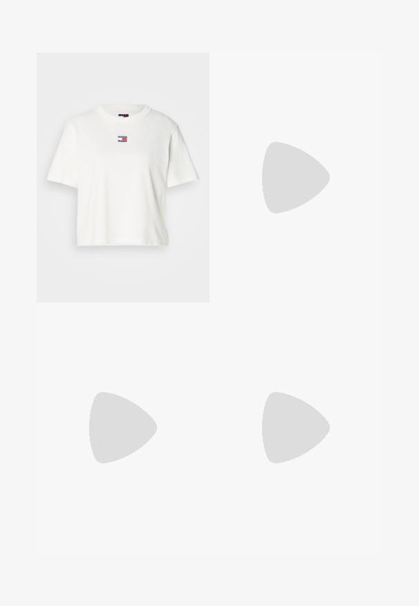 Hvit bomulls T-skjorte med rund hals og korte ermer. Har et lite farget logo-patch med røde, blå og hvite detaljer på brystet.; Lys beige skjørt laget av et glatt stoff med forfra-dekning, som har to sidelommer og to knapper på midjebåndet.; Svart lær slingback hæl med spiss tå, lav hæl og justerbar ankelrem med en gullfarget spenne. Glatt tekstur.; Svart skinnhåndveske med en buet form, kviltet tekstur og gullhardware. Har en avtagbar skulderrem og logo-detaljer.