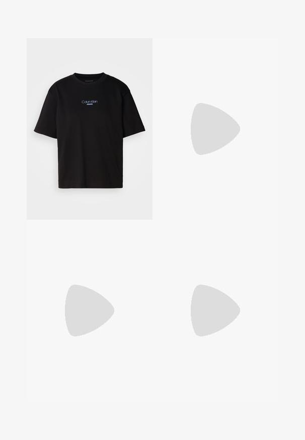 T-shirt en coton noir avec un col rond, des manches courtes et un logo brodé bleu "Calvin Klein JEANS" sur le devant.; Jean flare noir taille haute, fabriqué en denim. Dispose d'une fermeture à bouton à l'avant, d'un design classique à cinq poches et d'une légère texture.; Bottine en cuir noir avec semelle à crampons, talon carré, fermeture éclair sur le côté et languette à l'arrière sur fond blanc uni.; Une paire de boucles d'oreilles en croissant en argent poli avec des fermoirs à charnière sur un fond blanc.