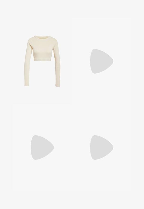 Ribbelige crème crop top met lange mouwen, voorzien van een band aan de onderkant met een subtiel bloemenpatroon. Zachte textuur, aansluitend ontwerp.; Wijdvallende witte denim broeken met een vijf-pocket ontwerp, metalen knoopsluiting en nette stiksels.; Witte enkellaarzen met een gladde leren buitenkant, puntige neus en een stevige blokhak met een subtiele accent aan de basis.; Zwarte cat-eye zonnebril met donkere lenzen, kunststof frame, slanke pootjes en subtiele branding op de binnenkant van de poot. Mat afgewerkte textuur.