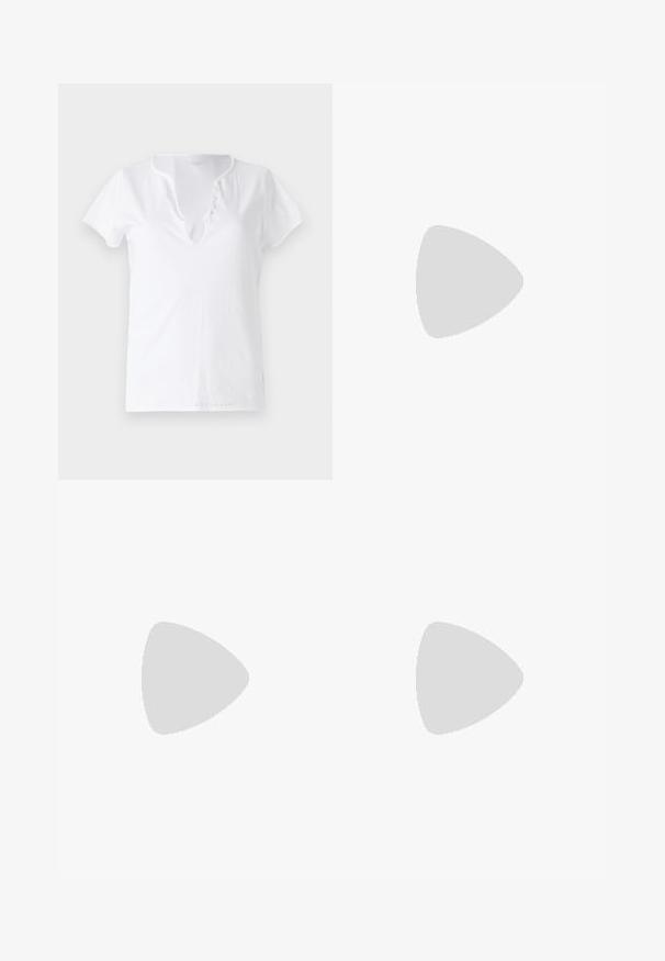 Fehér pamut póló rövid ujjakkal, laza szabással és V-nyakkivágással, öt díszgombbal ellátott gombolással.; Fehér, harangszárú nadrág sima anyaggal, két elülső zsebbel és varrott derékkal a testhezálló megjelenésért.; GIABORGHINI KEIRA - T-pántos szandálok - black; Fekete bőr kézitáska kerek formával, puha textúrával és csomózott fogantyúval, aranyszínű fém díszítéssel. Cipzáras záródás.