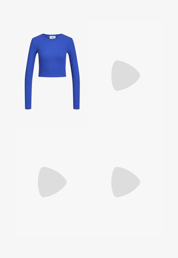 Blå langærmet ribbet crop top med rund hals. Glat tekstur og tætsiddende design med et subtilt mønster hele vejen igennem. Brandlabel synlig.; Blå og hvid stribet maxiskirt med elastisk talje, samlede lag og et let materiale. Parret med fluffy sandaler.; Blå ruskinds sneakers med hvide striber og "Gazelle" tekst. Har gummisåler og strukturerede detaljer på overdelen. Klassisk design.; Sorte plastiksolkaber med grønne linser, firkantede stel, sølvaccent på brynene og teksturerede templede arme. Angivet mærke på den indre arm.