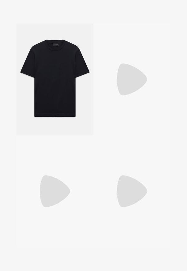 Tricou din bumbac cu mâneci scurte, de culoare neagră, cu un design subtile al logo-ului embosat centrat pe piept și o etichetă branduită în interiorul gulerului.; Jeans din denim albastru închis, cu croială slim, design structurat, stil cu cinci buzunare și detalii de decolorare ușoară pe picioare și pe cusături.; Sneaker din piele neagră cu profil joasă, vârf rotunjit și închidere cu șireturi; caracteristici o talpă din cauciuc texturat și detaliu cu logo pe toc.; Geantă crossbody din piele neagră cu un finisaj texturat, închidere cu clapetă, accesorii metalice și o curea ajustabilă asortată.