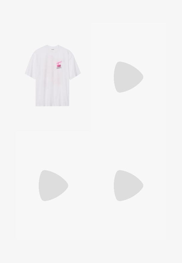 Witte katoenen t-shirt met een grafisch ontwerp waarop roze tekst staat die "SEND NOODS" leest, samen met eetstokjes, geplaatst binnen een vierkante omranding.; Zwarte faux leren wijde broek met een hoge taille, voorzakken en een gladde textuur. Voorzien van een enkele knopen sluiting en riemlussen.; Rode suède sneakers met witte accenten, met een textuurmateriaal, ronde neus en een gouden logo aan de zijkant, gedragen met zwarte broek.; Rode leren schoudertas met een gladde textuur, gebogen ontwerp en een decoratieve sluiting. Verstelbare schouderband en ritssluiting.